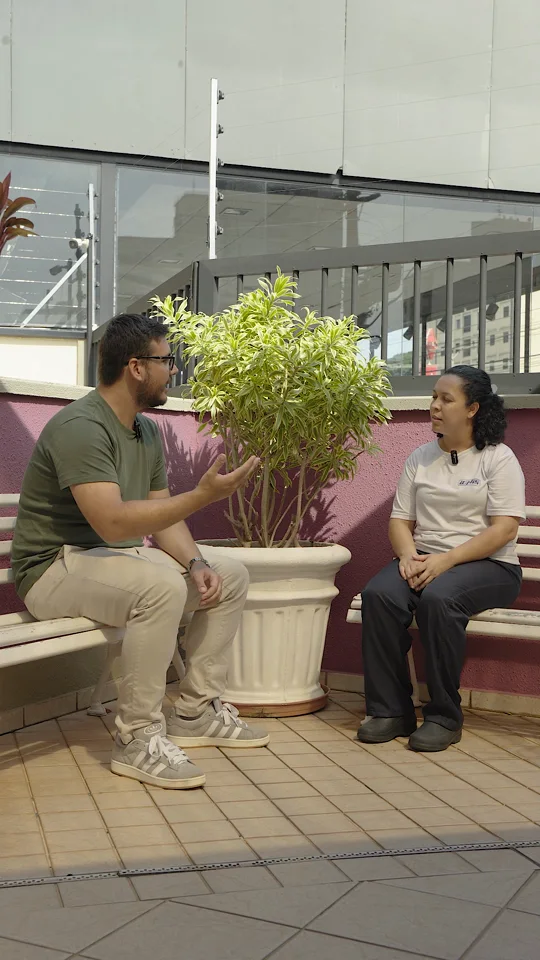 Conversa com uma cliente sobre a experiência com o PortarIA